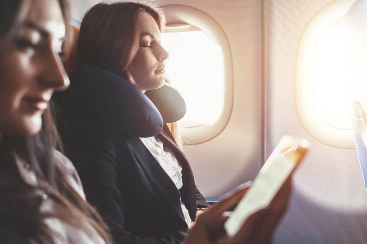 Femme voyage avion confort coussin